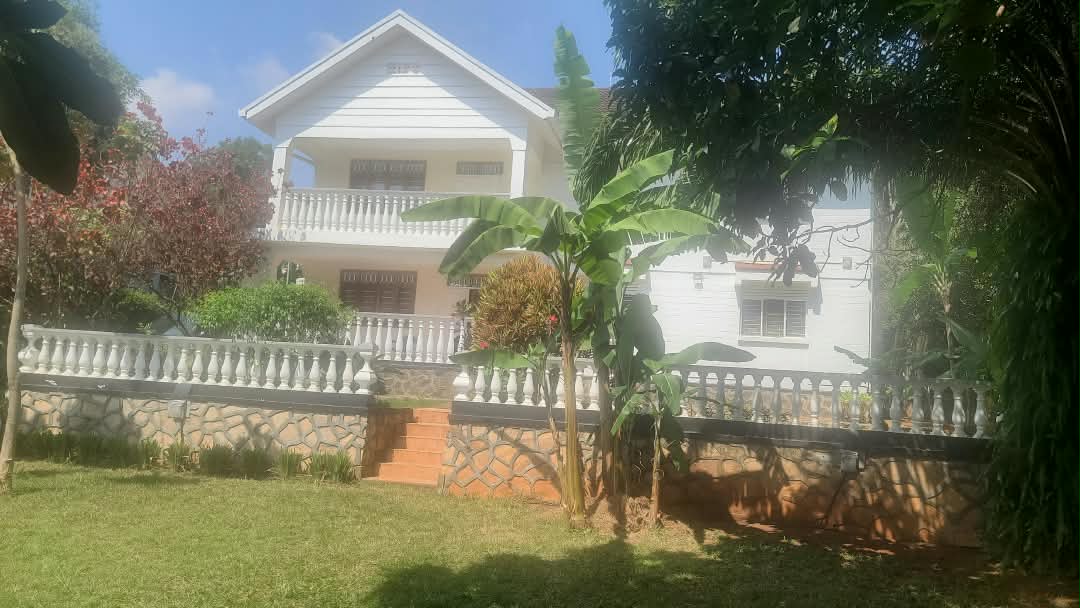 Elegant & Spacious 5-Bedroom Family Home with Lush Private Garden in Muyenga 3