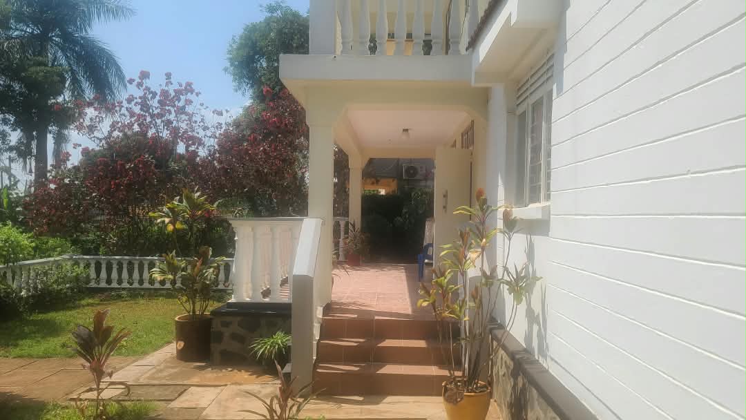 Elegant & Spacious 5-Bedroom Family Home with Lush Private Garden in Muyenga 3