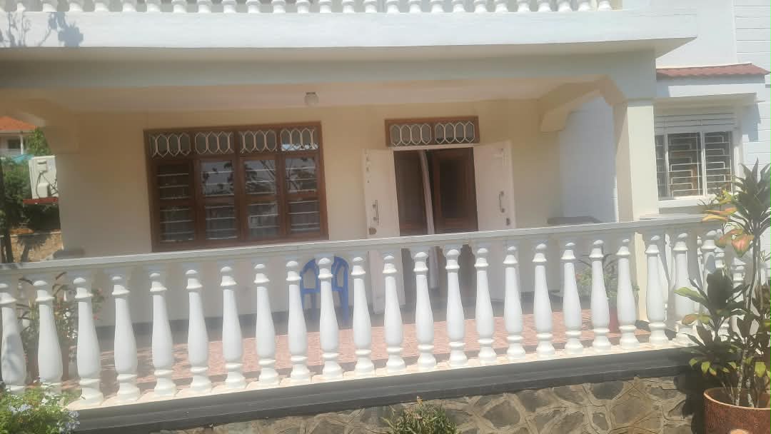Elegant & Spacious 5-Bedroom Family Home with Lush Private Garden in Muyenga 3