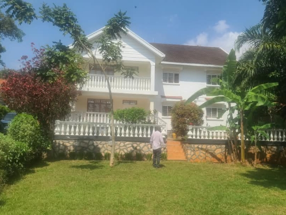 Elegant & Spacious 5-Bedroom Family Home with Lush Private Garden in Muyenga