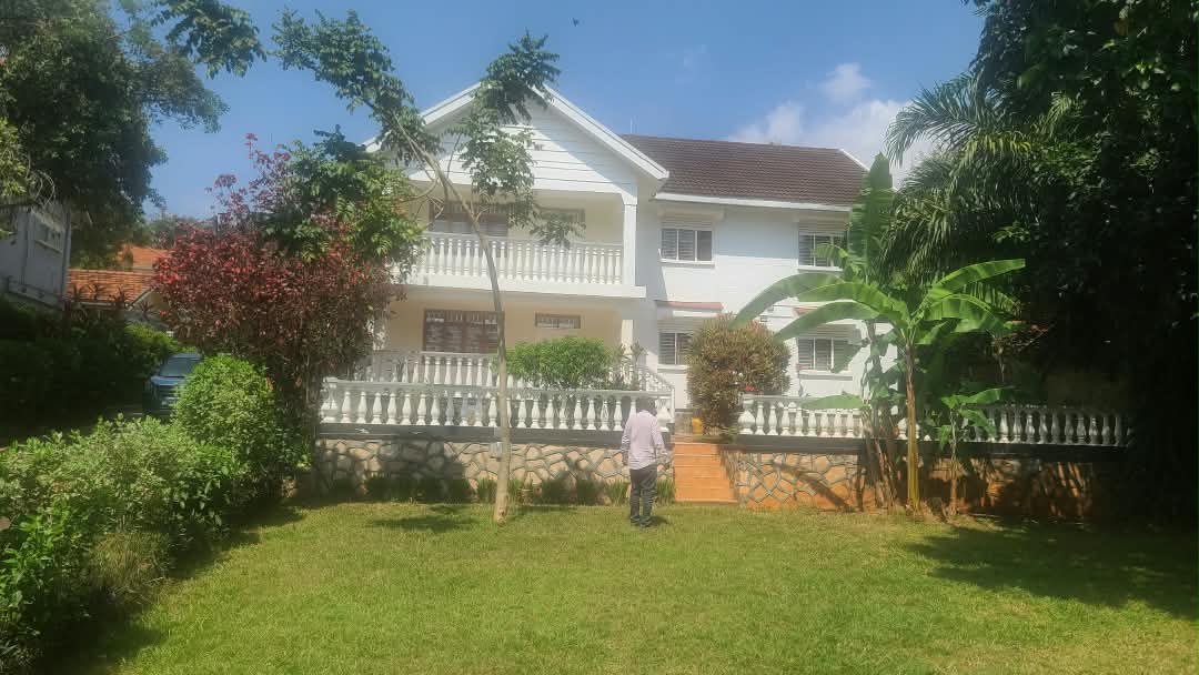 Elegant & Spacious 5-Bedroom Family Home with Lush Private Garden in Muyenga